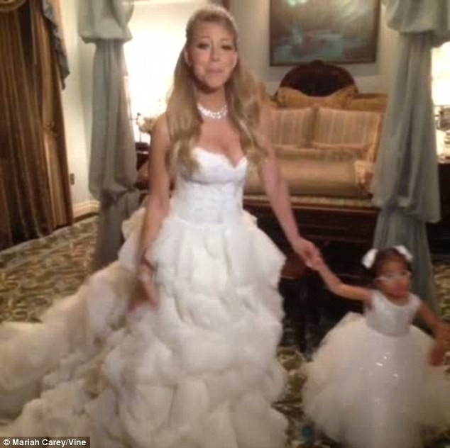 Mariah Carey cùng cô con gái rượu Monroe trong trang phục cô dâu trắng muốt.
